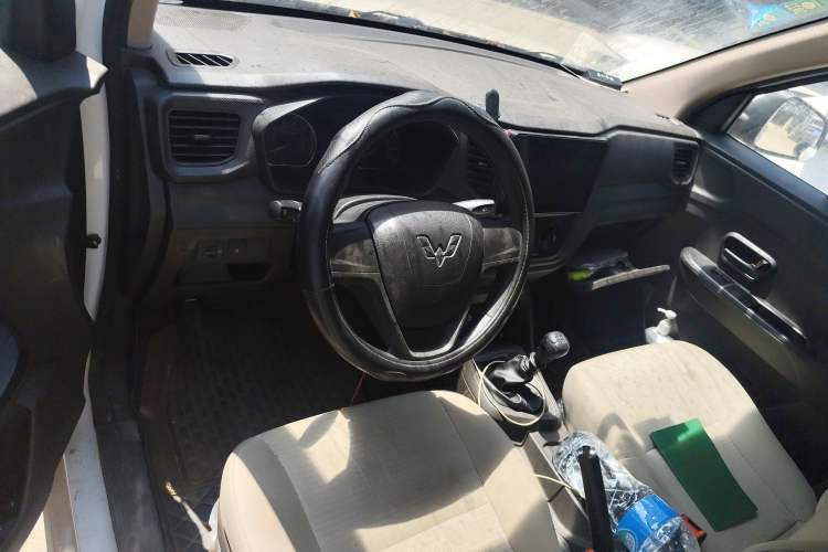 Used Wuling Hongguang V 2019 1.5L Jingqu Edition Sealed-Window Vehicle China VI LAR Center Console