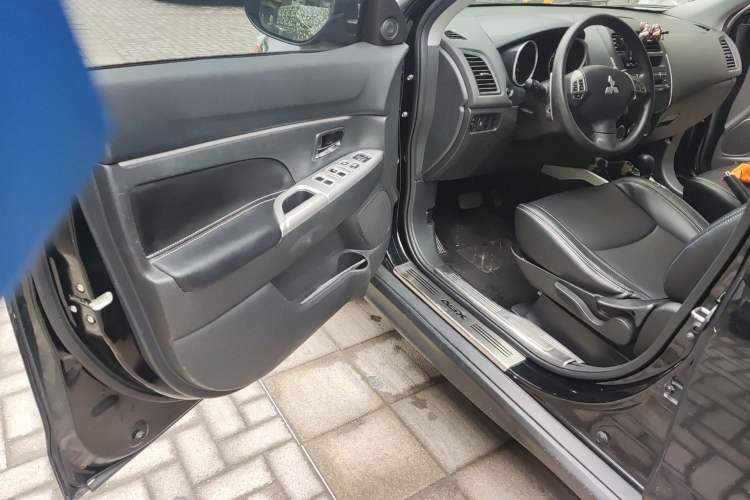 Used Mitsubishi ASX 2013 2.0L CVT Four-Wheel Drive Premium Edition Driver Seat