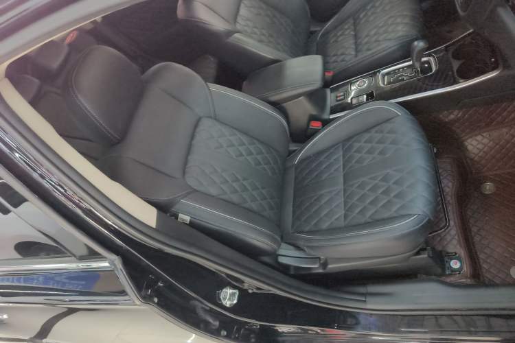 Used Mitsubishi Outlander 2021 2.4L 4x4 Zhi Xiang Edition 7 Seats Right Front Seat