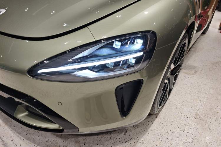 Used Xiaomi Auto SU7 2024 Four-Wheel Drive Ultra-Long Range Advanced Intelligent Driving Max Edition Left Front Headlight