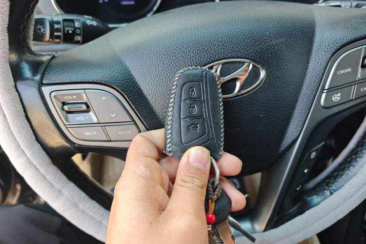 Used Hyundai Santa Fe 2013 2.0T Automatic All-Wheel Drive Top Trim