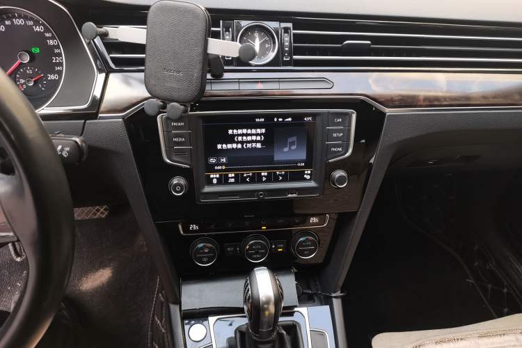 Used Volkswagen Magotan 2017 330TSI DSG Luxury Model Audio And AC Panel