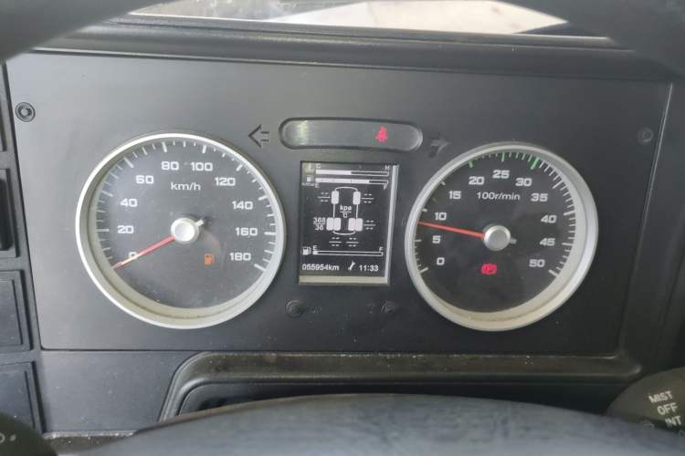 Used Iveco Daily 2021 2.5T A35 M1 Passenger Van 5-9 Seater Short Wheelbase Mid-Roof Design Dual Tires Manual Doors