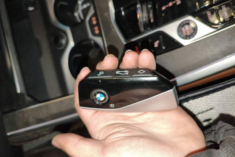 Used BMW X7 2023 xDrive40i Luxury Package with Premium Features Vehicle Key