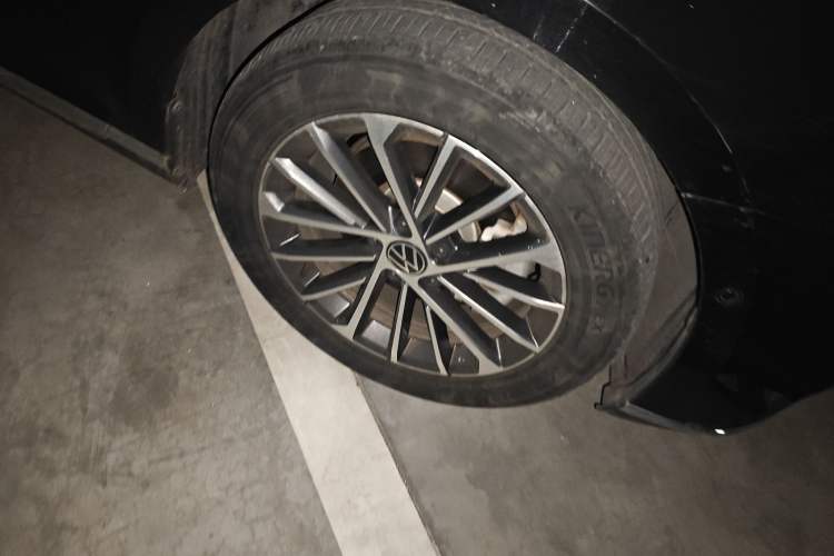 Used Volkswagen Magotan 2020 380TSI DSG Luxury Version Right Front Wheel Hub