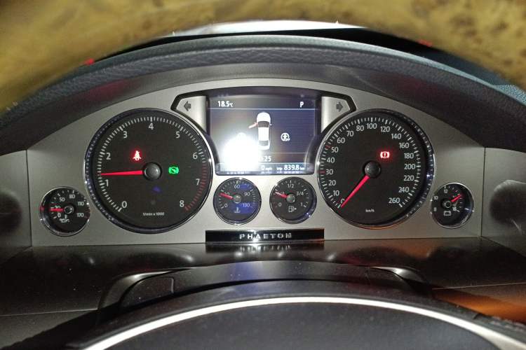 Used Volkswagen Phaeton 2011 3.6L V6 4-Seater Extended-Length Individual Edition Instrument Cluster
