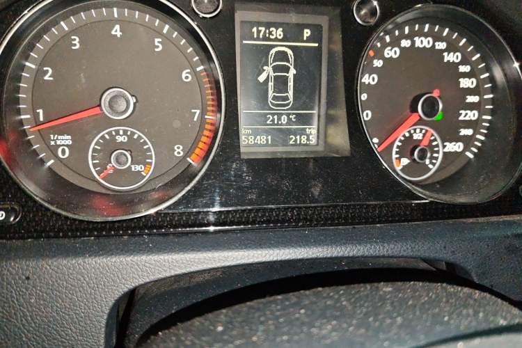 Used Volkswagen Magotan 2013 1.8TSI Luxury Model Odometer Close Up