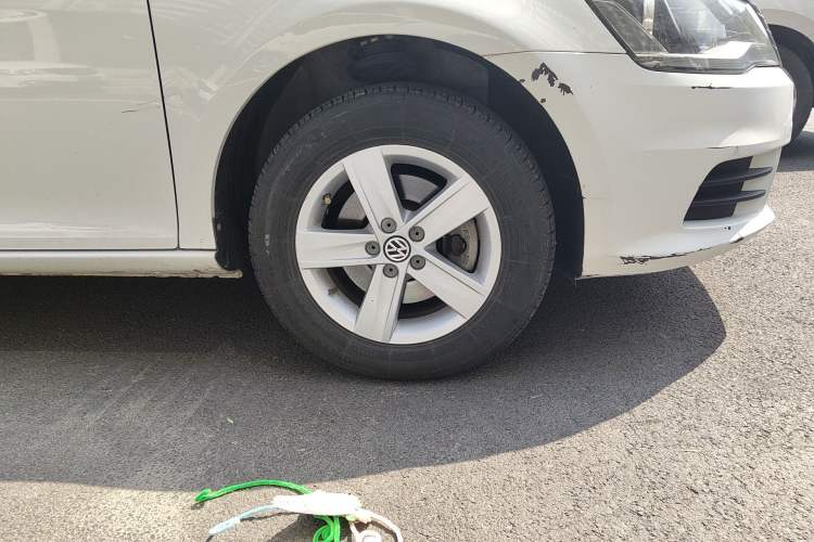 Used Volkswagen Bora 2014 1.6L Automatic Fashion Model Right Front Wheel Hub