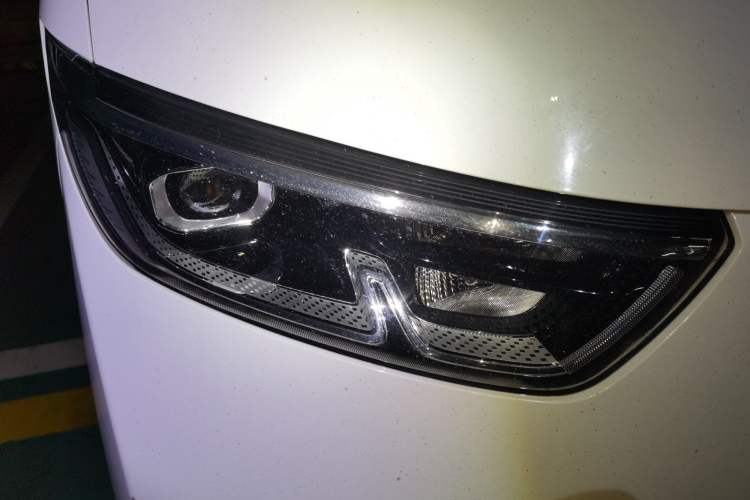 Used Wuling Yangguang 2024 300km Comfort-Grade Passenger Van 60kW
