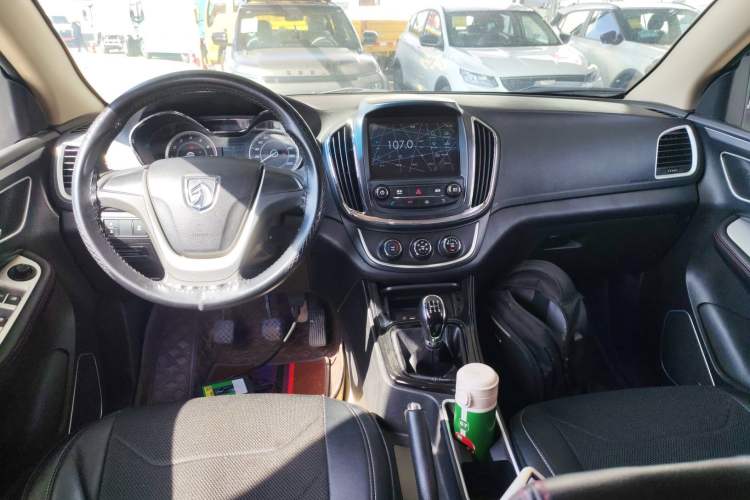 Used Baojun 560 2015 1.8L manual Comfort trim level Center Console