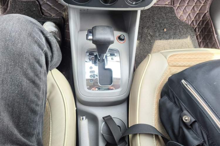 Used Volkswagen Bora 2012 1.6L Automatic Fashion Edition Gear Lever