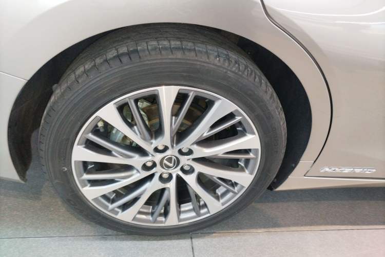 Used Lexus ES 2020 300h Deluxe Edition
