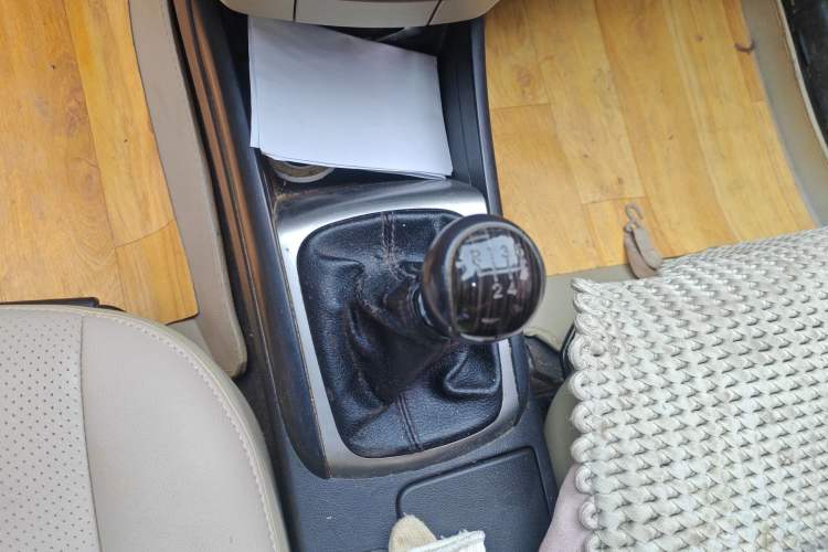 Used Hyundai Celesta 2011 1.6L Manual Comfort Edition Gear Lever