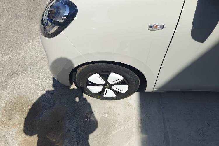 Used Wuling Hongguang MINIEV 2025 Four-Door Version Advanced Edition Left Front Wheel Hub