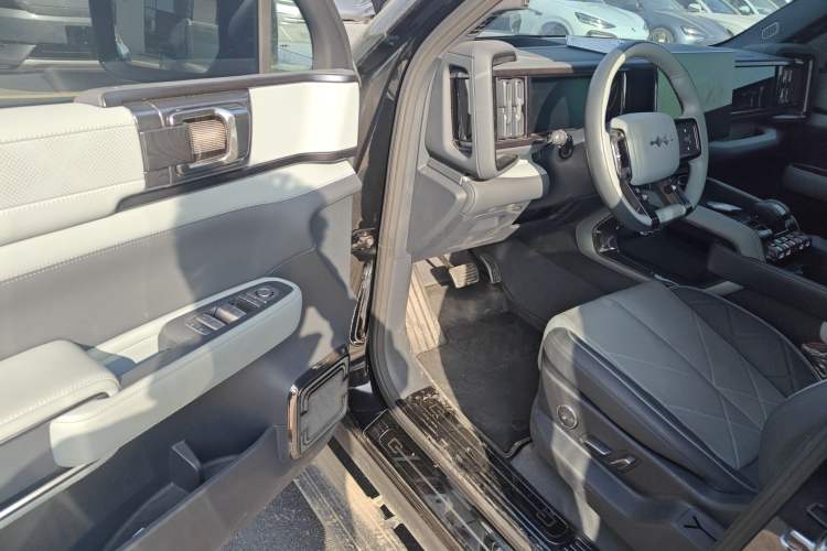 Used Formula Leopard Leopard 5 2023 Navigator Edition
