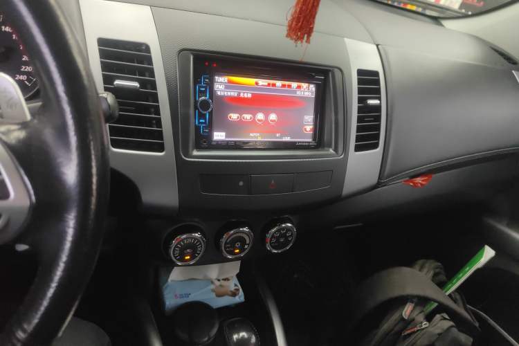 Used Mitsubishi Outlander 2011 Kicks 2.4 Fashion Edition
