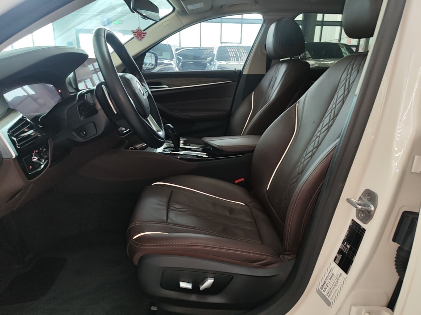 Vordere Reihe im Auto