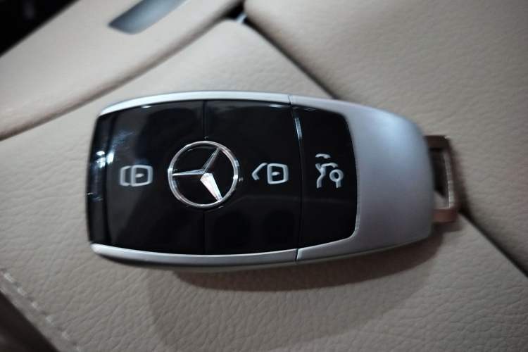 Used Mercedes-Benz V-Class 2022 V 260 Avantgarde Edition
