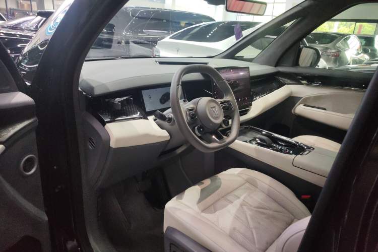 Used Zeekr 009 2024 Six-Seat Executive Version 4WD 108 kWh Center Console