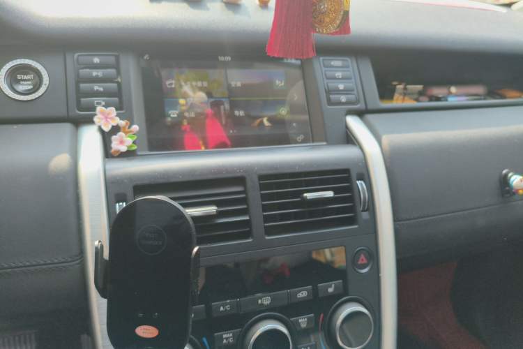 Used Land Rover Discovery Sport 2018 240 PS HSE Version Audio And AC Panel