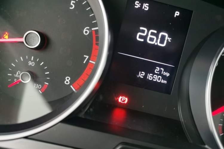 Used Volkswagen Golf 2016 1.6L Automatic Fashion Model Odometer Close Up