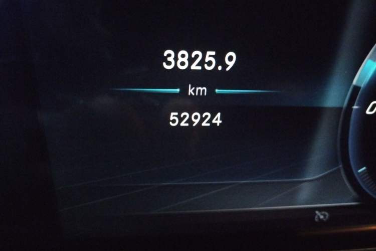 Used Mercedes-Benz E-Class 2020 E 260 Coupe Odometer Close Up