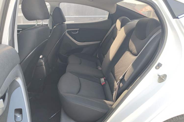 Used Hyundai Elantra (5th Generation / Langdong) 2016 1.6L Automatic Smart Version