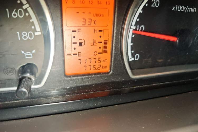 Used Dongfeng Yufeng 2018 2.5T Logistics Vehicle A100 Short Wheelbase Mid-Roof 5-9 Seater China V Standard ZD25