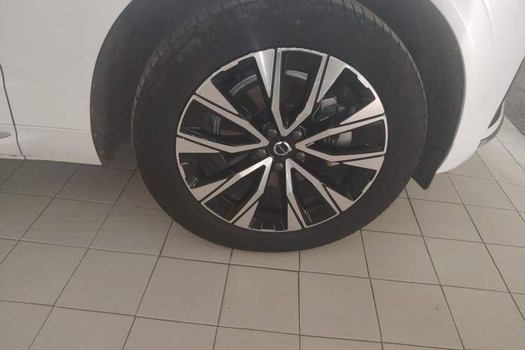 Used Volvo XC60 2024 B5 4x4 Smart Luxury Edition Right Front Wheel Hub