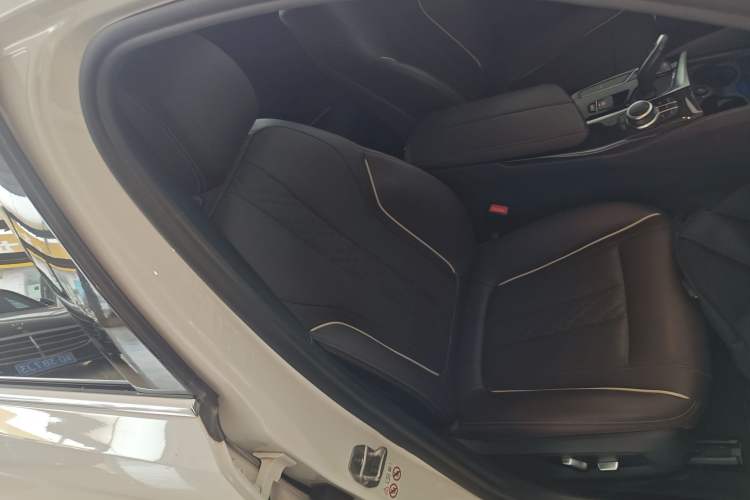 Used BMW 5 Series 2022 Restyled 525Li M Sport Package Right Front Seat
