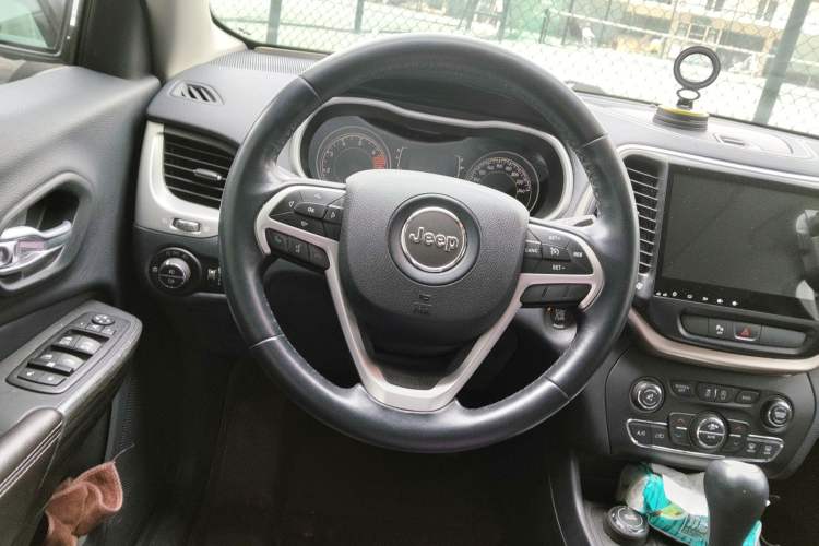 Used Jeep Cherokee 2016 2.4L Professional Smart Version Steering Wheel