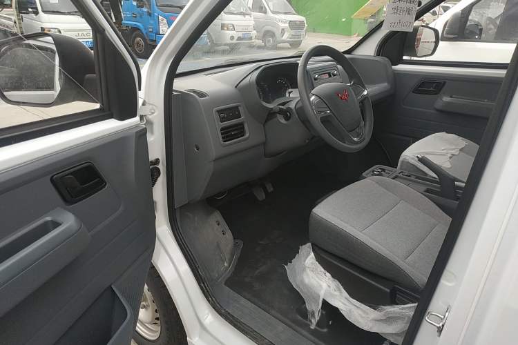 Used Wuling Yangguang 2024 300KM Comfort Version Passenger Van 75kW Driver Seat