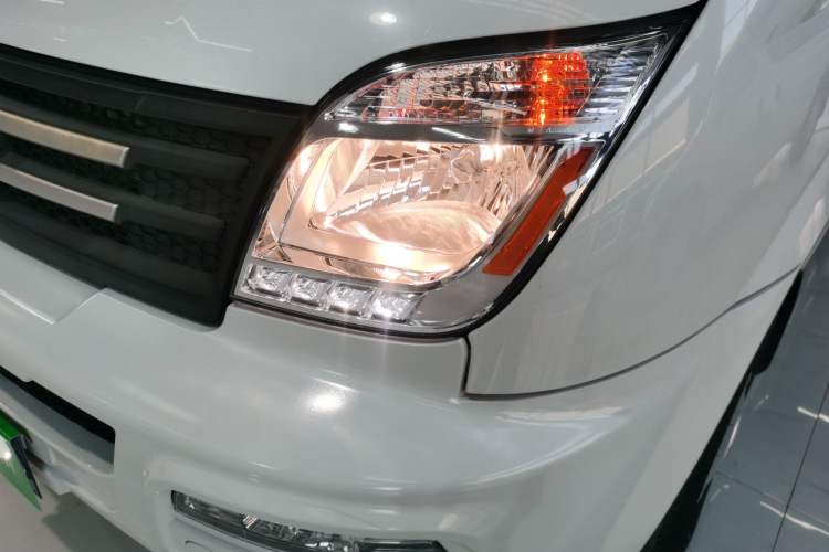 Used SAIC MAXUS Xintu V80 2021 2.0T Manual Classic Aoyuntong Short Wheelbase Mid-Roof 5/6-Seater