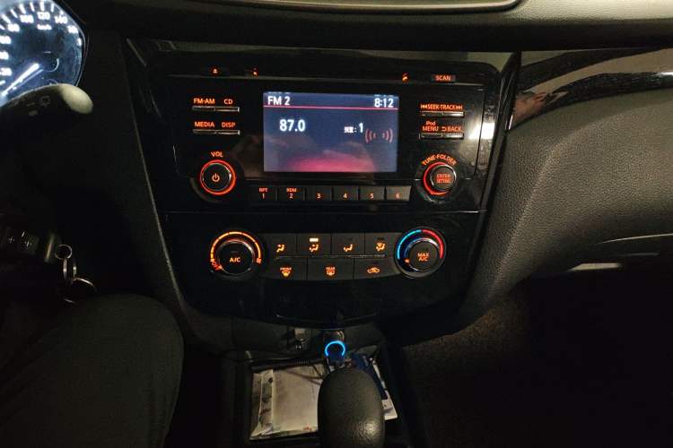 Used Nissan Qashqai 2016 2.0L CVT Elite Edition Audio And AC Panel