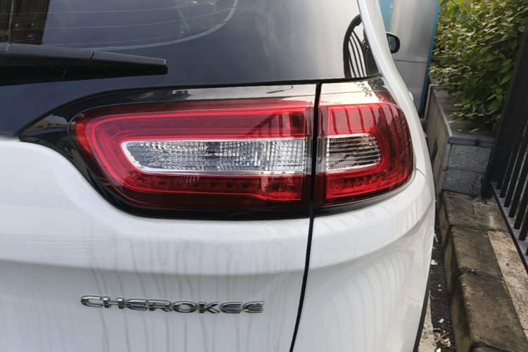 Used Jeep Cherokee 2016 2.0L Superior Edition