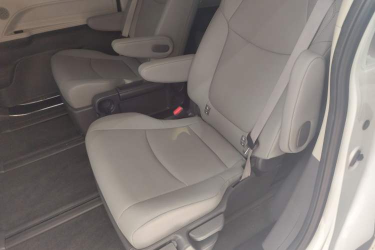 Used Toyota Granvia 2023 2.5L Hybrid Comfort Edition
