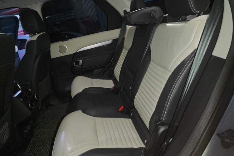 Used Land Rover Discovery 2023 Revised Version 360 PS R-Dynamic S
