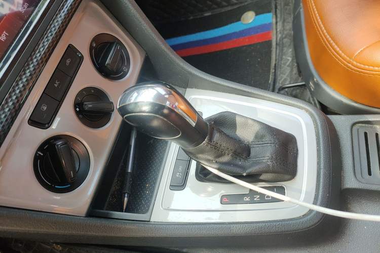 Used Volkswagen Lavida 2013 Revised Classic 1.6L Automatic Fashion Edition Gear Lever