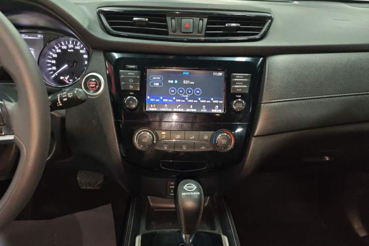 Used Nissan X-Trail 2017 2.0L CVT 7-Seater Comfort Edition 2WD Audio And AC Panel