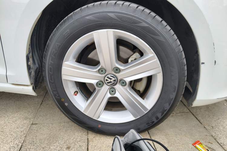 Used Volkswagen Golf 2014 1.4TSI Automatic Comfort Model Right Front Wheel Hub