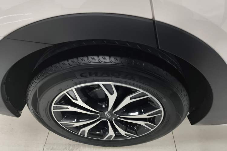 Used Hyundai Santa Fe 2017 2.4L Automatic Two-Wheel Drive Smart Version 5 Seats Right Rear Wheel Hub