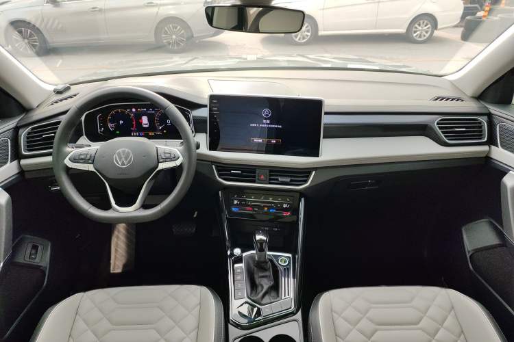 Used Volkswagen Tayron 2023 300TSI Two-Wheel-Drive Luxury Plus Advanced Edition Center Console