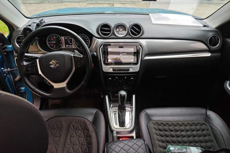 Used Suzuki Vitara 2016 1.4T Automatic Two-Wheel Drive Luxury Version Center Console