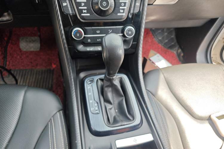 Used JMC Yusheng S330 2016 1.5L GTDi Automatic Two-Wheel Drive Prestige Edition Gear Lever