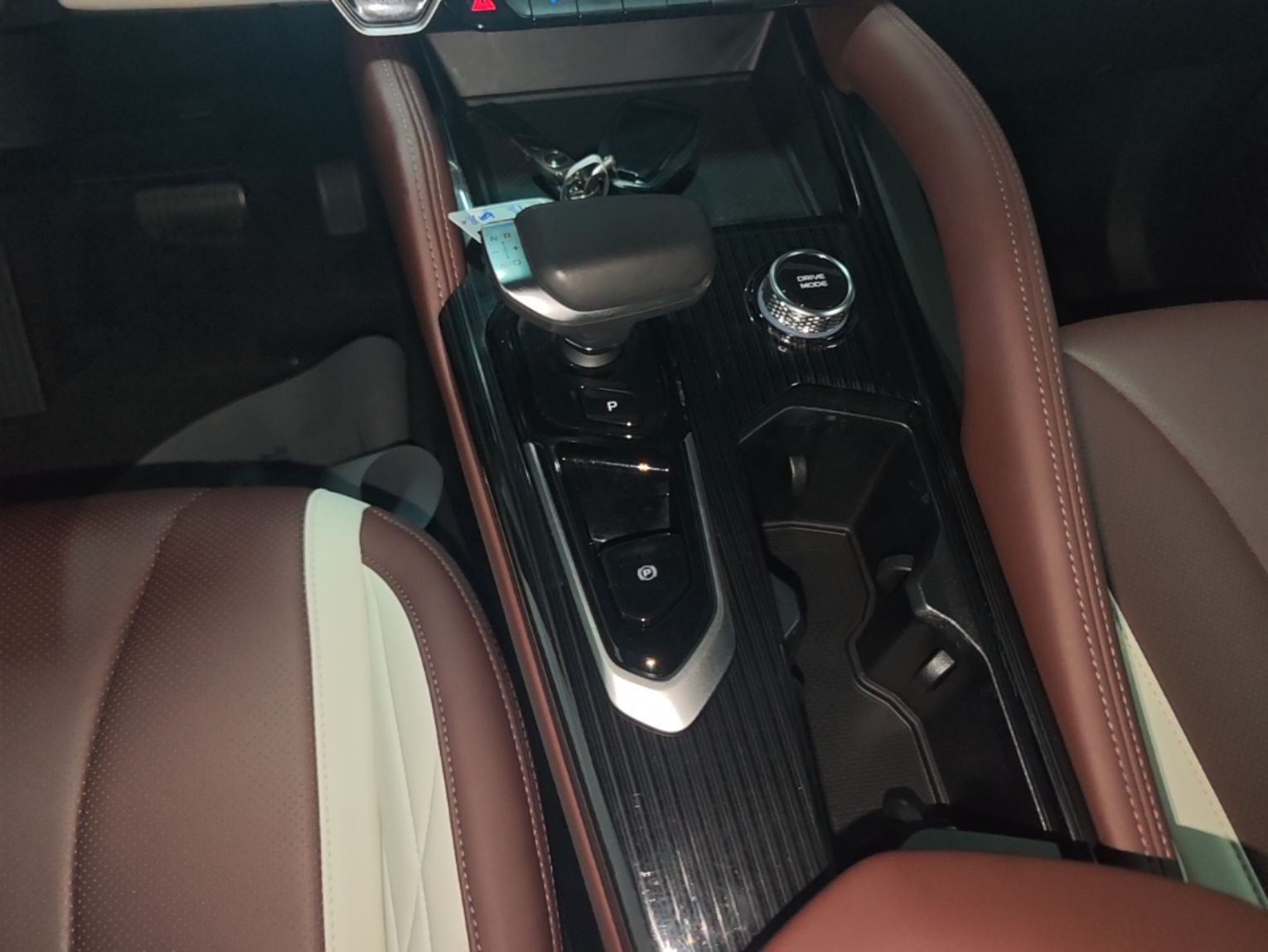 Geely Auto Monjaro L 2021 2.0TD DCT EVO Two-Wheel Drive Prestige Version — снимка 16