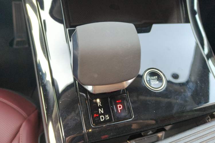 Used Land Rover Range Sport 2024 400PS Dynamic HSE Gear Lever