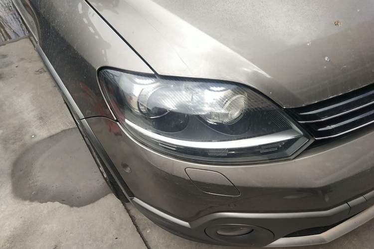 Used Volkswagen Golf 2011 1.4TSI Cross Golf Right Front Headlight