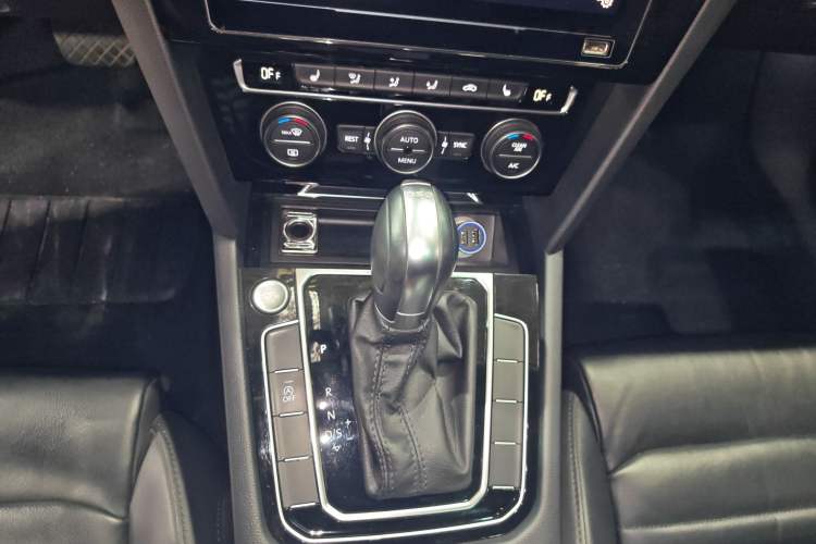 Used Volkswagen Magotan 2019 330TSI DSG Luxury Model China V Standard Gear Lever