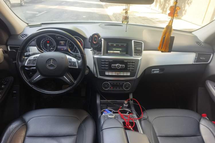 Used Mercedes-Benz M-Class 2015 ML 320 4MATIC Center Console