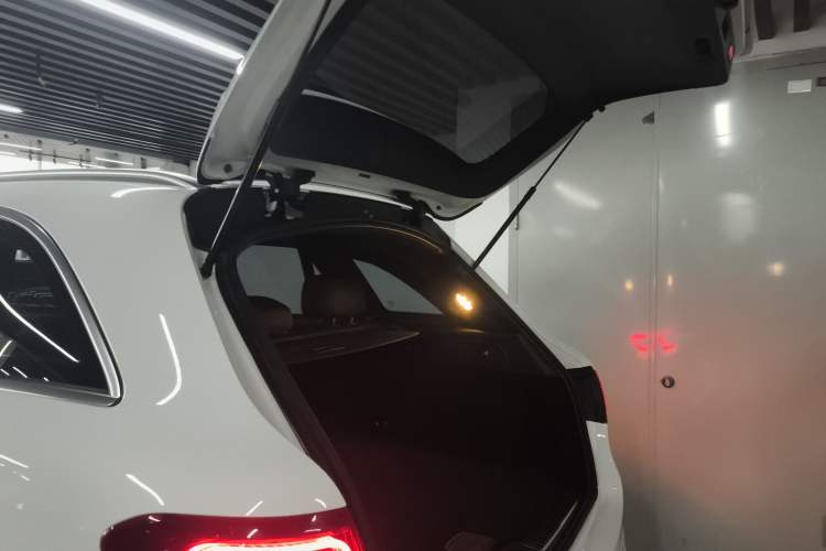 Used Mercedes-Benz GLC 2022 Refreshed GLC 300 L 4MATIC Dynamic Edition Trunk